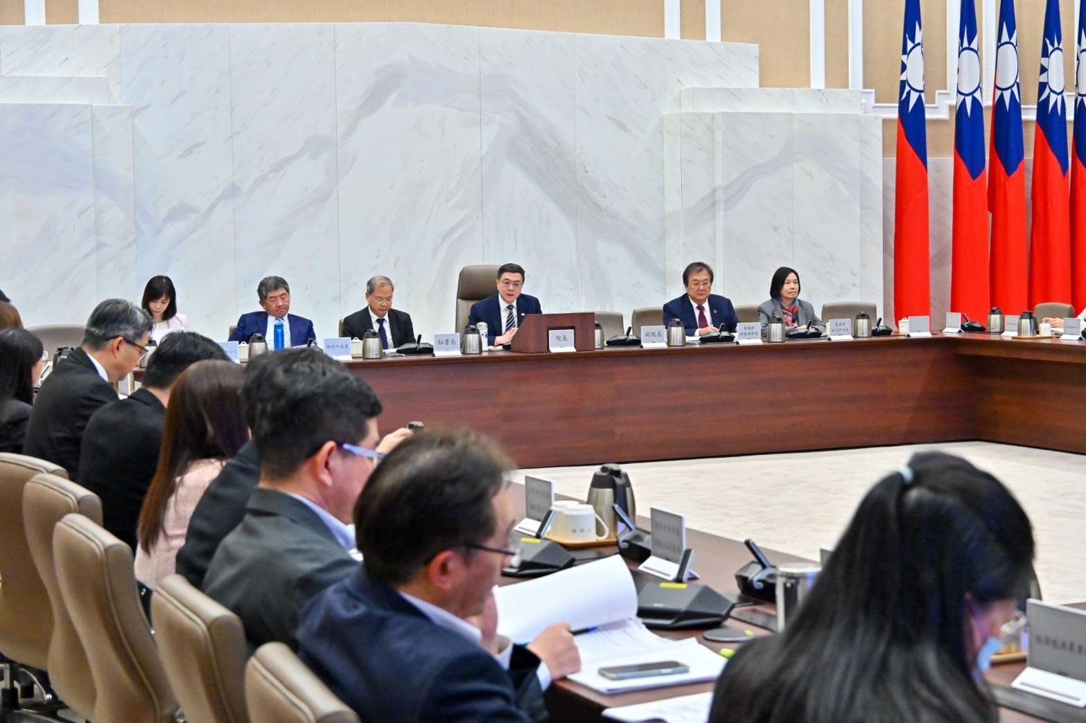 知情人士指出，政院先初步瞭解部分綠營執政縣市首長的想法，待相關部會盤整並完成幕僚作業後，會儘速、分批邀各縣市首長共商。圖為行政院舉行院會。(圖：行政院)