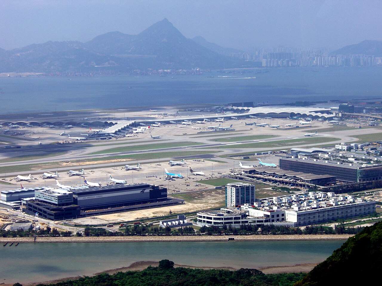 受到樺加沙颱風影響，香港國際機場擬暫停所有客運航班36個小時。(圖：維基百科)