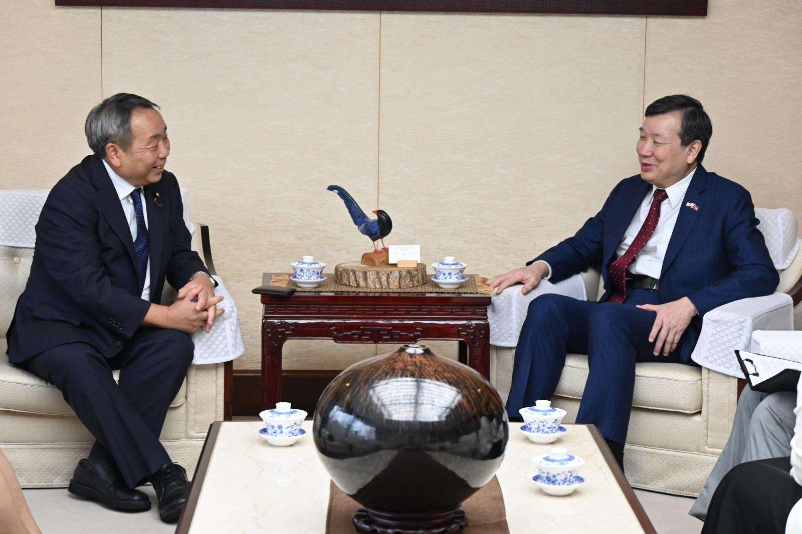 石平(左)在社群媒體X發布他與李逸洋面對面會談的合照。