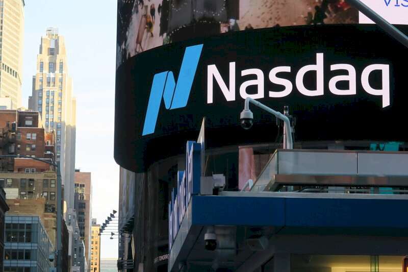 美國那斯達克交易所決定提高小型股IPO門檻與加嚴中企上市規定。圖為時報廣場那斯達克交易中心。(中央社)