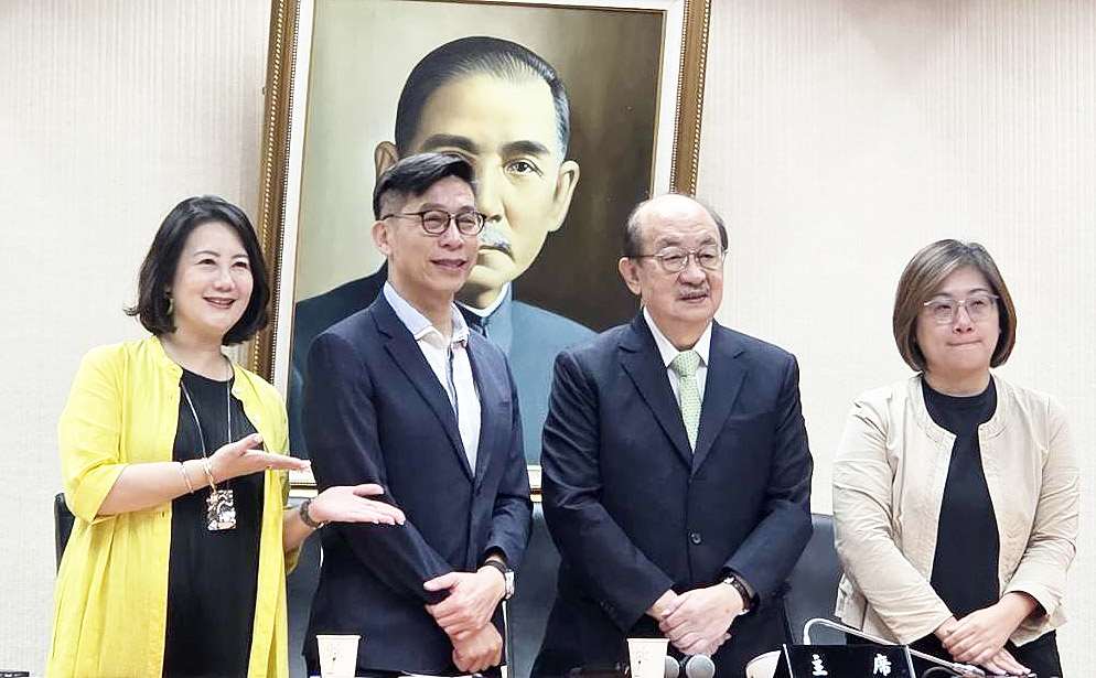 民進黨立院黨團幹部出爐，經過投票，鍾佳濱(左二)任幹事長、陳培瑜(右一)續任書記長 （劉玉秋攝）