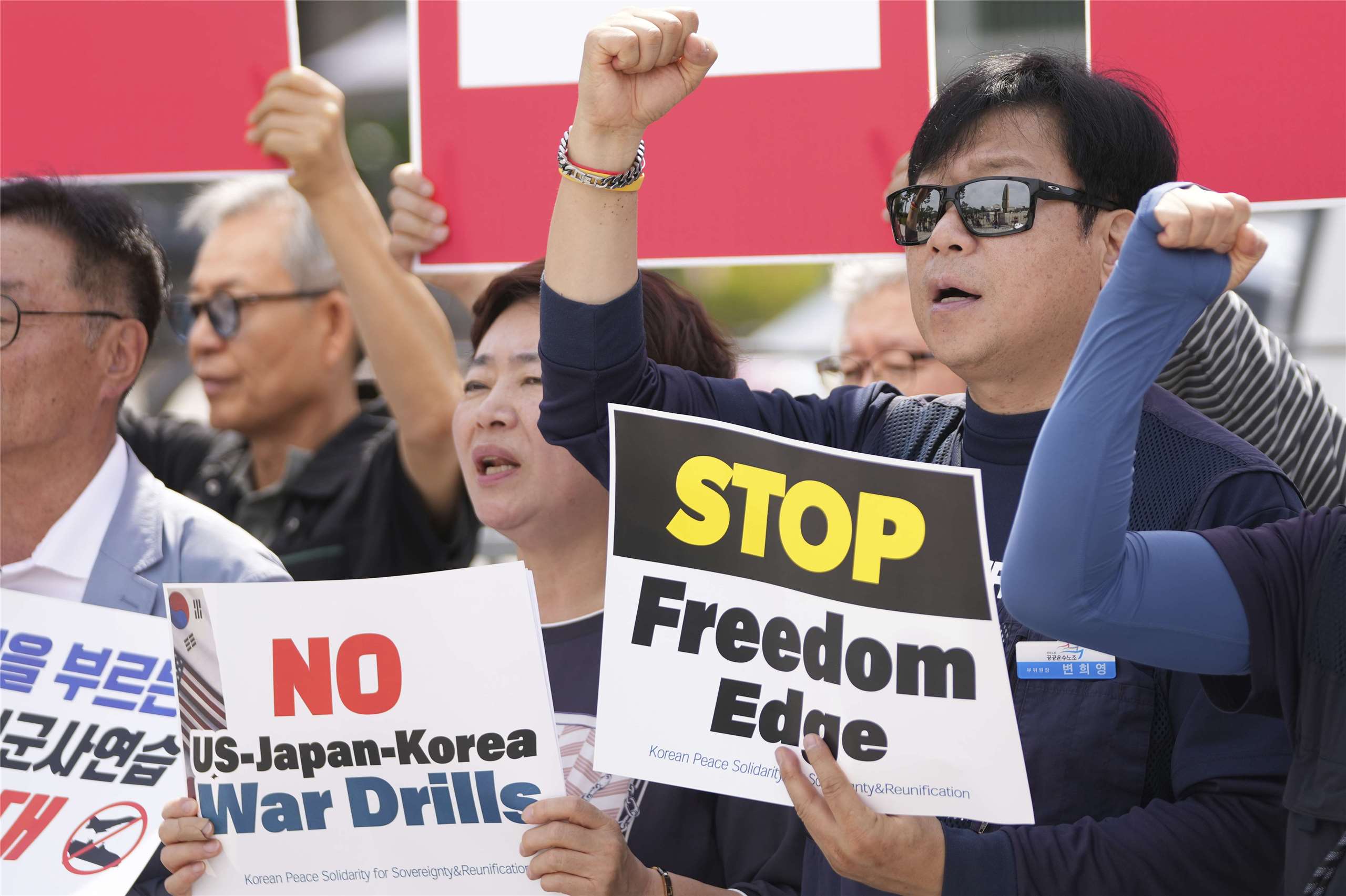 抗議者15日在南韓首爾舉行的記者會上高喊口號，反對名為「自由之刃」的軍事演習。