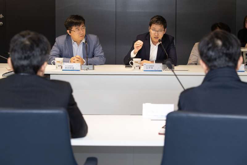 海外華人自媒體人悉尼奶爸（後左）、公子沈（後右）等人於2024年來台觀選與交流。資料照。(圖：中央社)