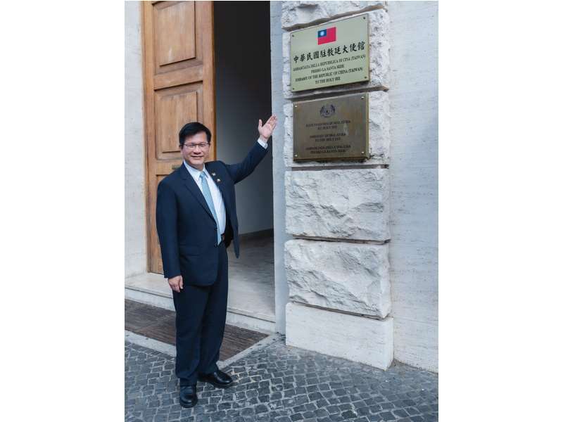 外交部長林佳龍訪問友邦教廷，他在社群媒體發文表示，台灣的12個友邦已視察了11個大使館 (圖取自林佳龍臉書)