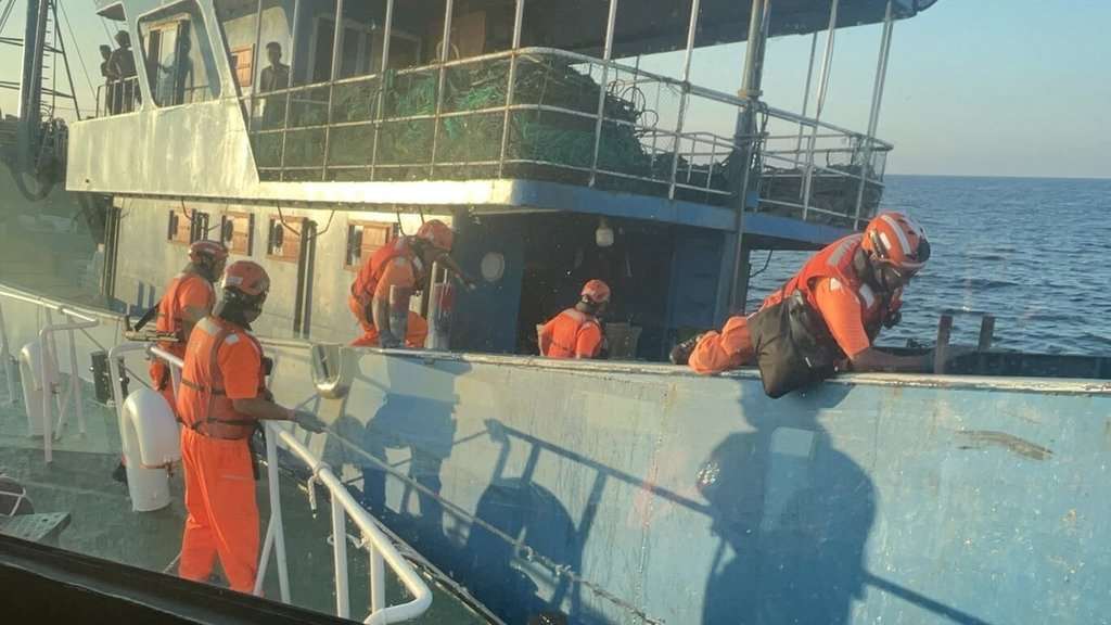 一艘中國籍無船名漁船5日越界在澎湖小門嶼西北海域作業，澎湖海巡隊到場驅離時，船員拒檢還加速逃離，海巡後續強靠登檢，將人船一併查扣押返。（澎湖海巡隊提供)