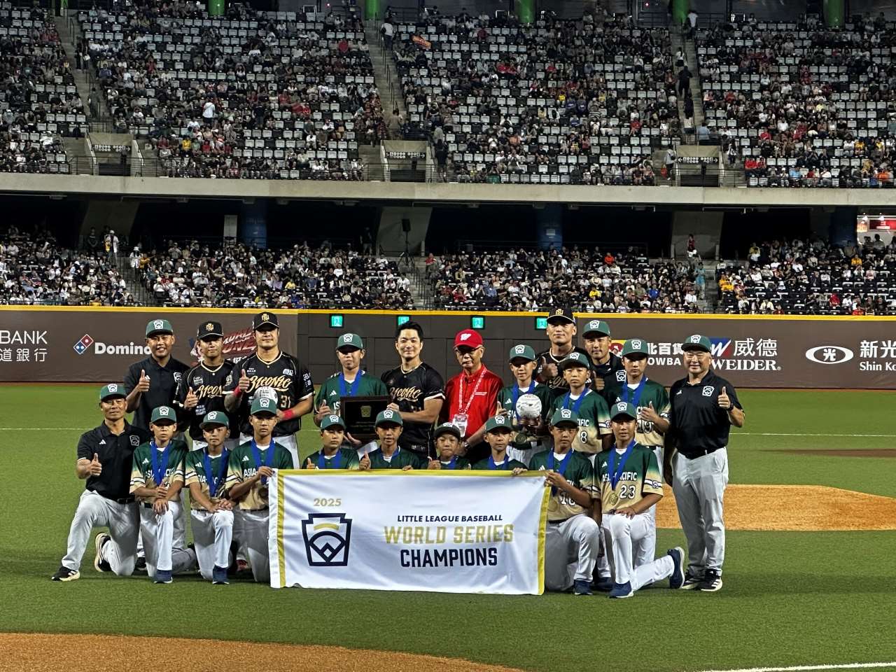 東園小將們在冠軍遊行後參與職棒球星林智勝的引退活動，象徵棒球傳承。(楊雨青 攝)