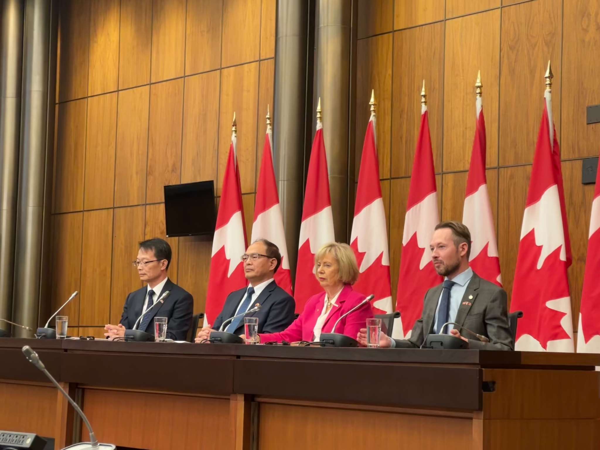 由民航局副局長林俊良(左)率領的ICAO行動團22日首度在加拿大國會的國家新聞發布廳舉行國際記者會。(民航局提供)