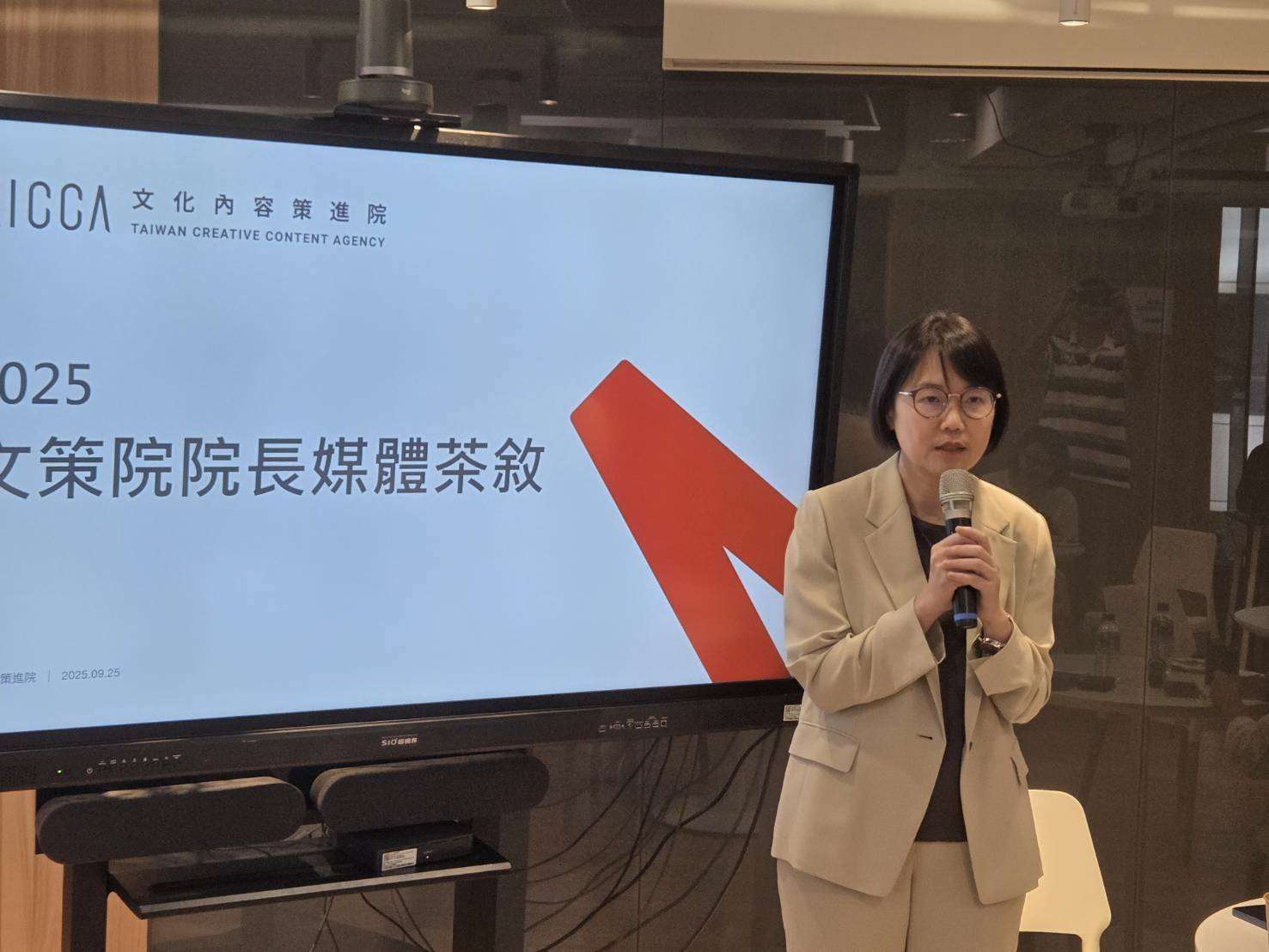 新任文策院長王敏惠25日與媒體茶敘，說明文策院未來三年工作重點。(江昭倫 攝)