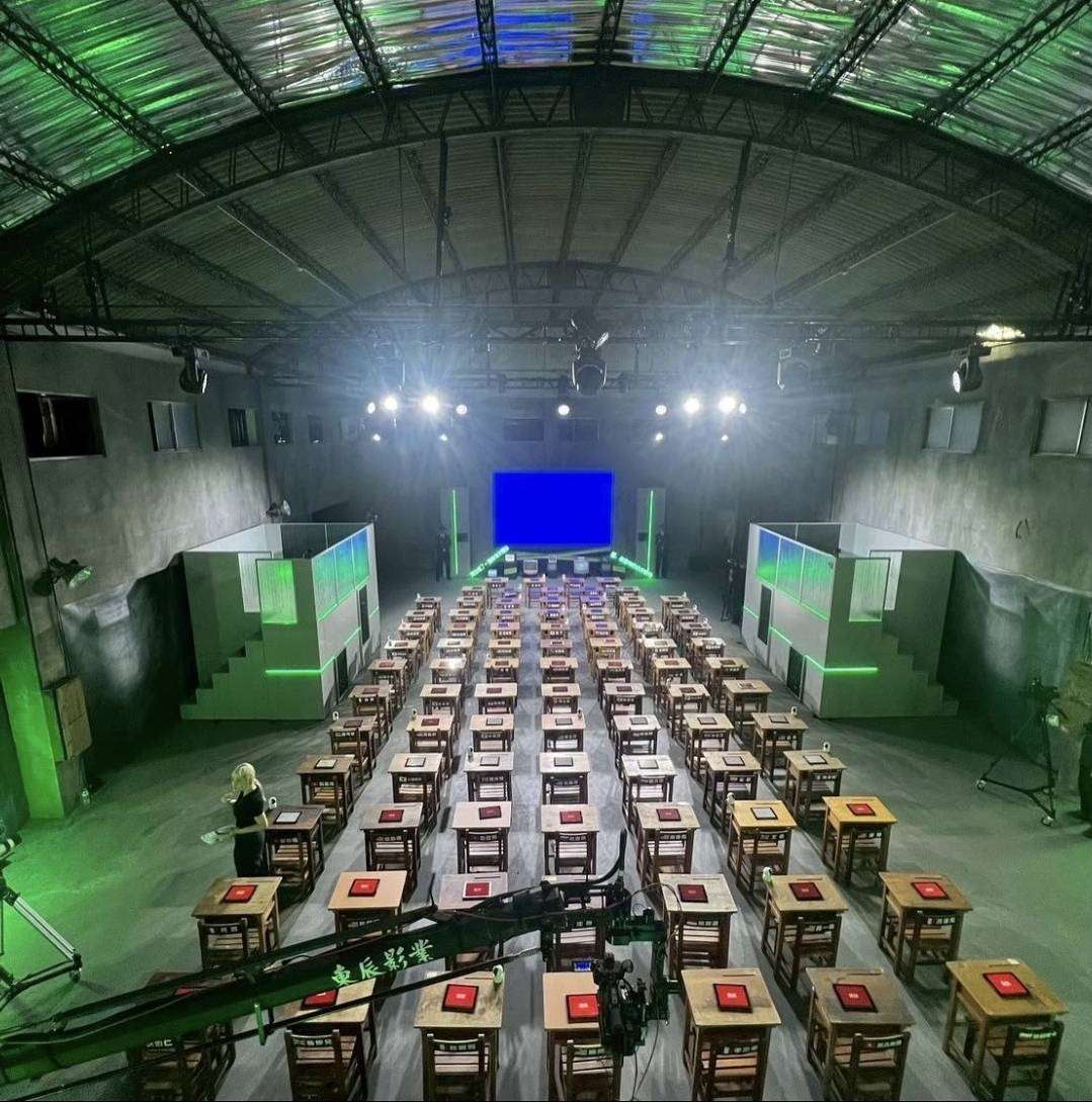 《中文怪物》的製作手法精準而低成本，利用倉庫打造場景，顯示出YouTuber對資源的高效運用。（IG@kudream)