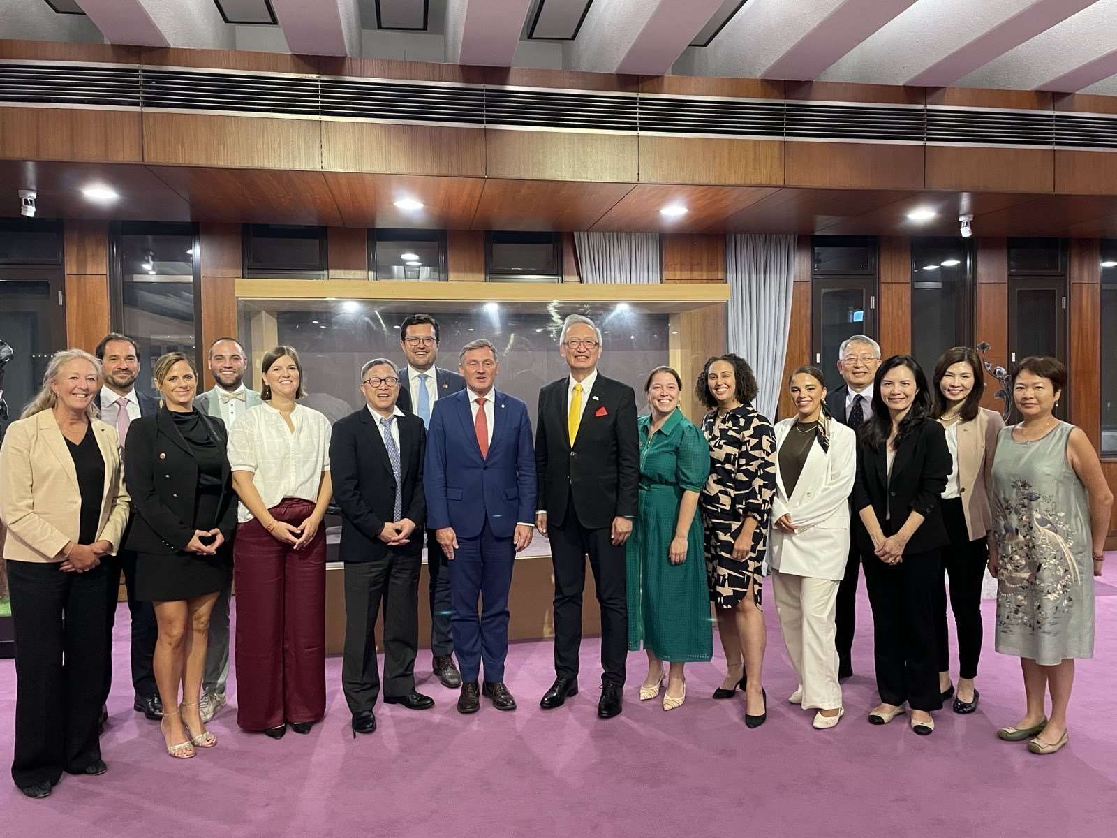 外交部政務次長吳志中（右八）與佛拉蒙大區議會議員團及我國新任駐歐盟兼駐比利時大使謝志偉（左六）合影。(圖 : 外交部)