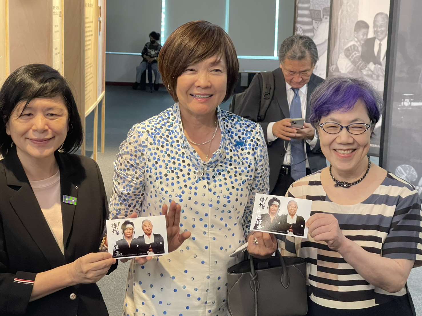 前日本首相夫人安倍昭惠(中)與李登輝基金會董事長李安妮(右)一起參訪「AI李登輝展」。(鄭佑漢 攝)