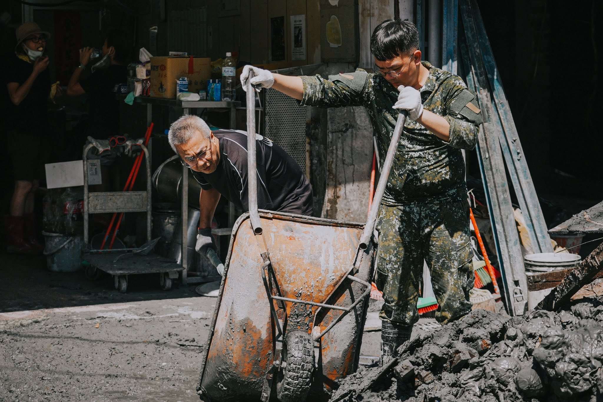 賴總統透過臉書表示，非常感謝每位志工夥伴、國軍的奉獻，中央也會持續努力，全力幫助花蓮鄉親恢復正常生活。(圖：賴清德總統臉書)
