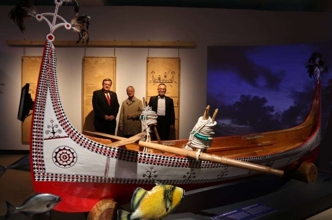文化部長李遠(中)捷克首站，參訪捷克國家技術博物館和國立台灣博物館合作的原住民特展，展覽展出達悟族作家夏曼‧藍波安團隊手工打造的拼板舟與相關影像記錄檔案，由台博館捐贈給捷克國家技術博物館永久典藏。左為捷克國家技術博物館館長克桑德勒，右為牽線兩館館際合作的故宮博物院院長蕭宗煌。(文化部提供)