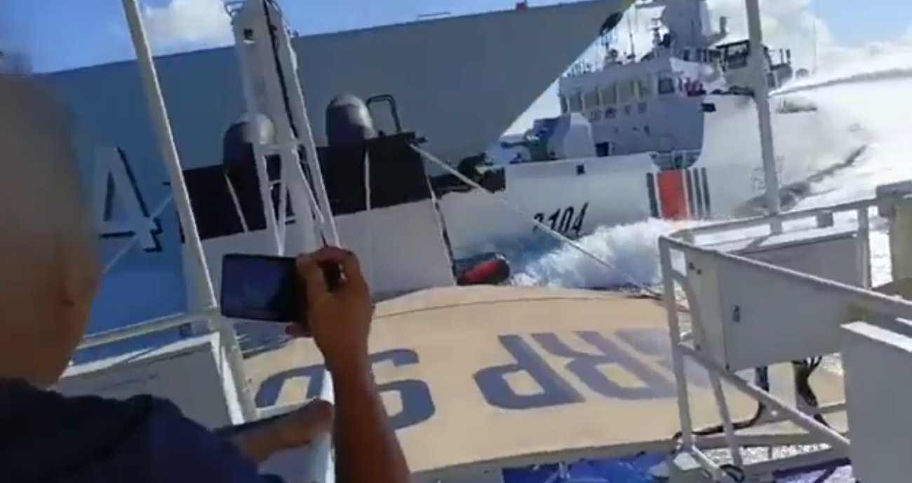 菲律賓當局表示，一艘中國海警船11日在南海追逐一艘菲律賓巡邏艇時，撞上了自家的中國海軍軍艦。(X@jaytaryela)