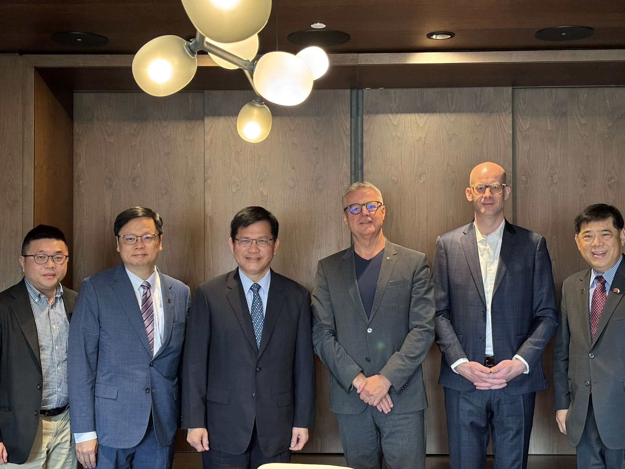 外交部長林佳龍訪問捷克，歐洲議會議員柯安杰(Ondřej Kolář)(左二)在社群平台X發文，分享他與林佳龍等人會晤的照片，照片中還有柯安杰的父親，也就是捷克總統的外交政策顧問柯拉爾(Petr Kolář)(左三)。(X平台/@OndrejKolar6)