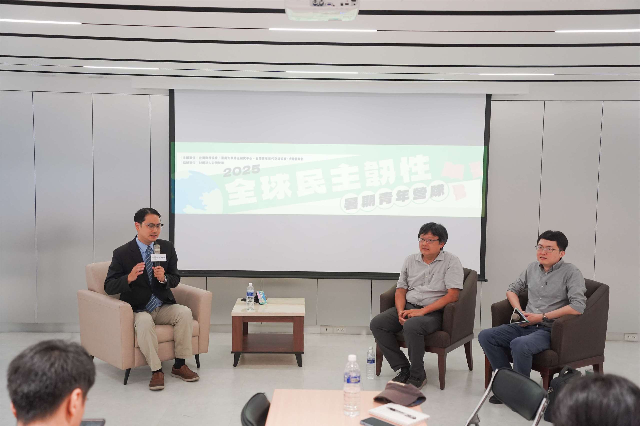 Y’s Day「週三青年日」，10日舉辦「中國大外宣與對台灰色地帶作戰」線上座談。圖左起：馬準威 李志德 黃兆年。（台灣智庫提供）