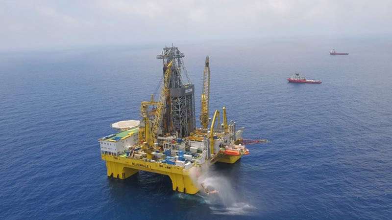 圖為中國在南海執行試採可燃冰的鑽井平台「藍鯨1號」。