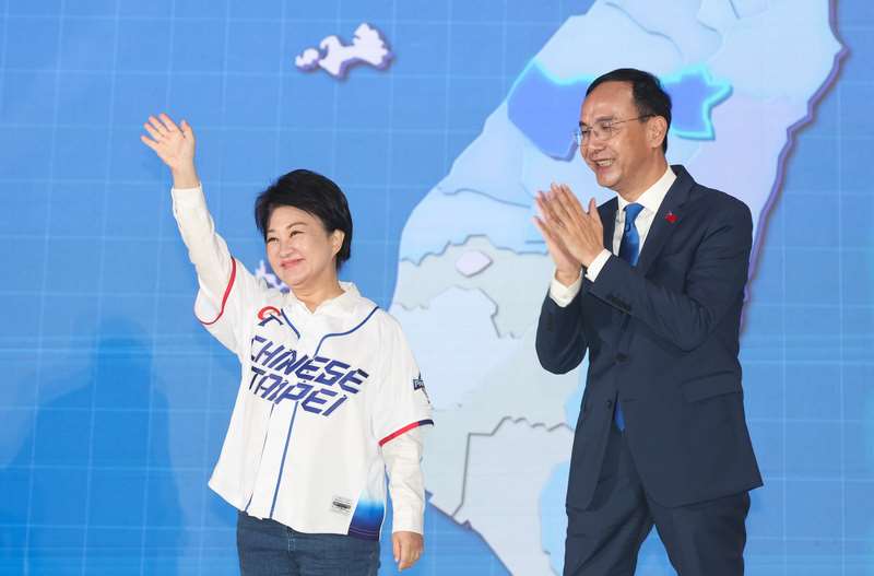 國民黨主席選舉陷入混沌，現任黨主席朱立倫(右)堅持交棒，台中市長盧秀燕(左)則無意參選。資料照。(圖：中央社)