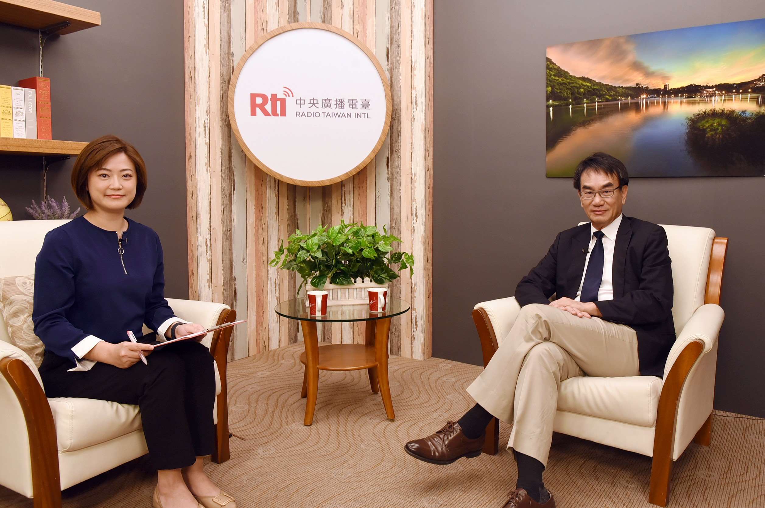 數發部長林宜敬(右)9日接受中央廣播電臺專訪。(江麗華 攝)