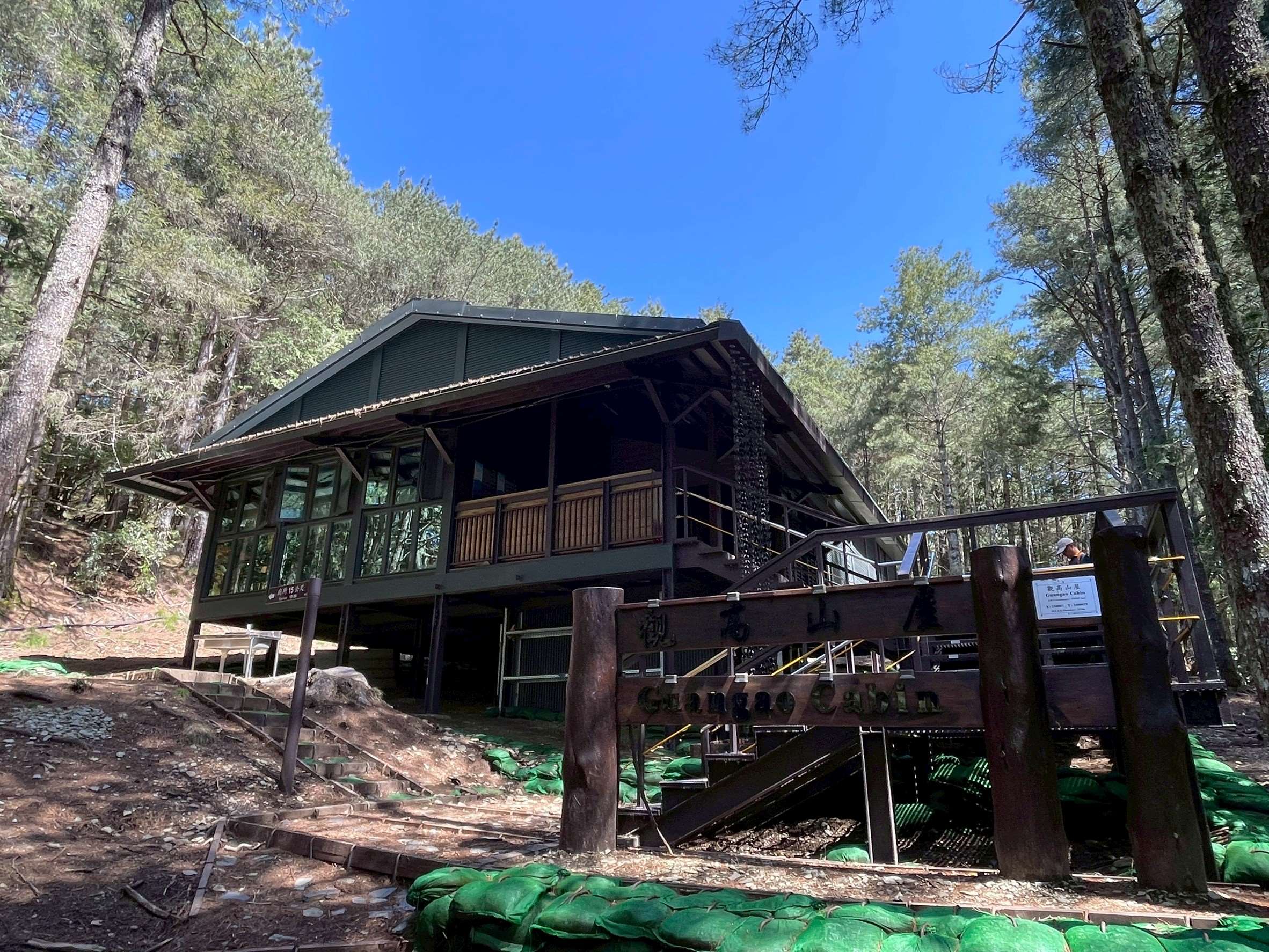 目前最新裝設太陽能板的山屋之一「觀高山屋」今年4月1日啟用。(圖：國家公園署)