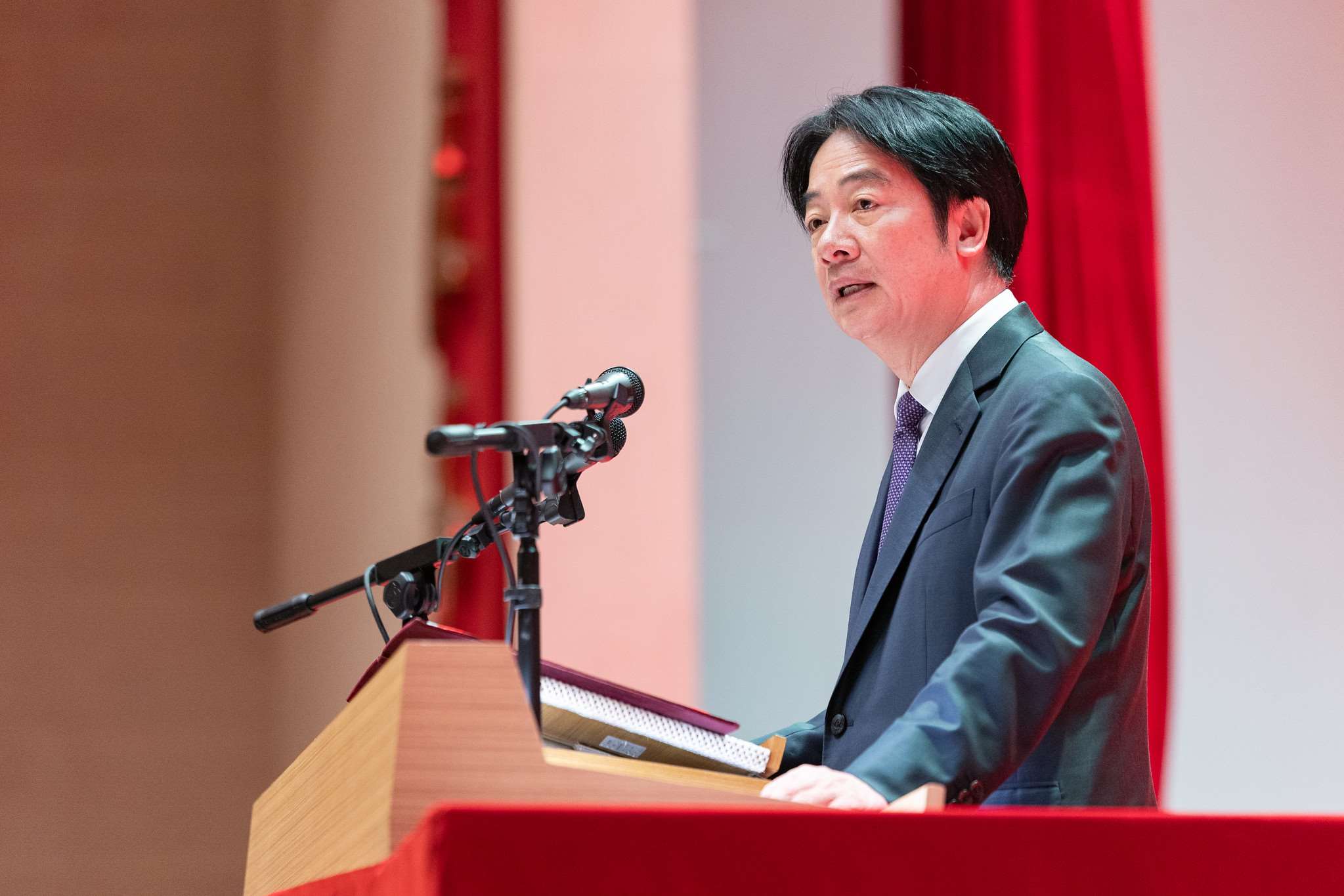 總統出席「114年軍人節暨全民國防教育日表揚大會」。(總統府flickr)