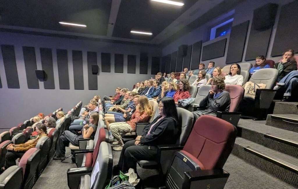 立陶宛今年的動畫遊戲節在台灣文化部與駐立陶宛代表處的支持下，特別安排台灣單元「未定之境」，放映8部由亞洲女性導演創作的短片。駐立陶宛代表處副代表吳竹君也出席活動，與當地民眾一同觀賞放映。（駐立陶宛代表處提供）