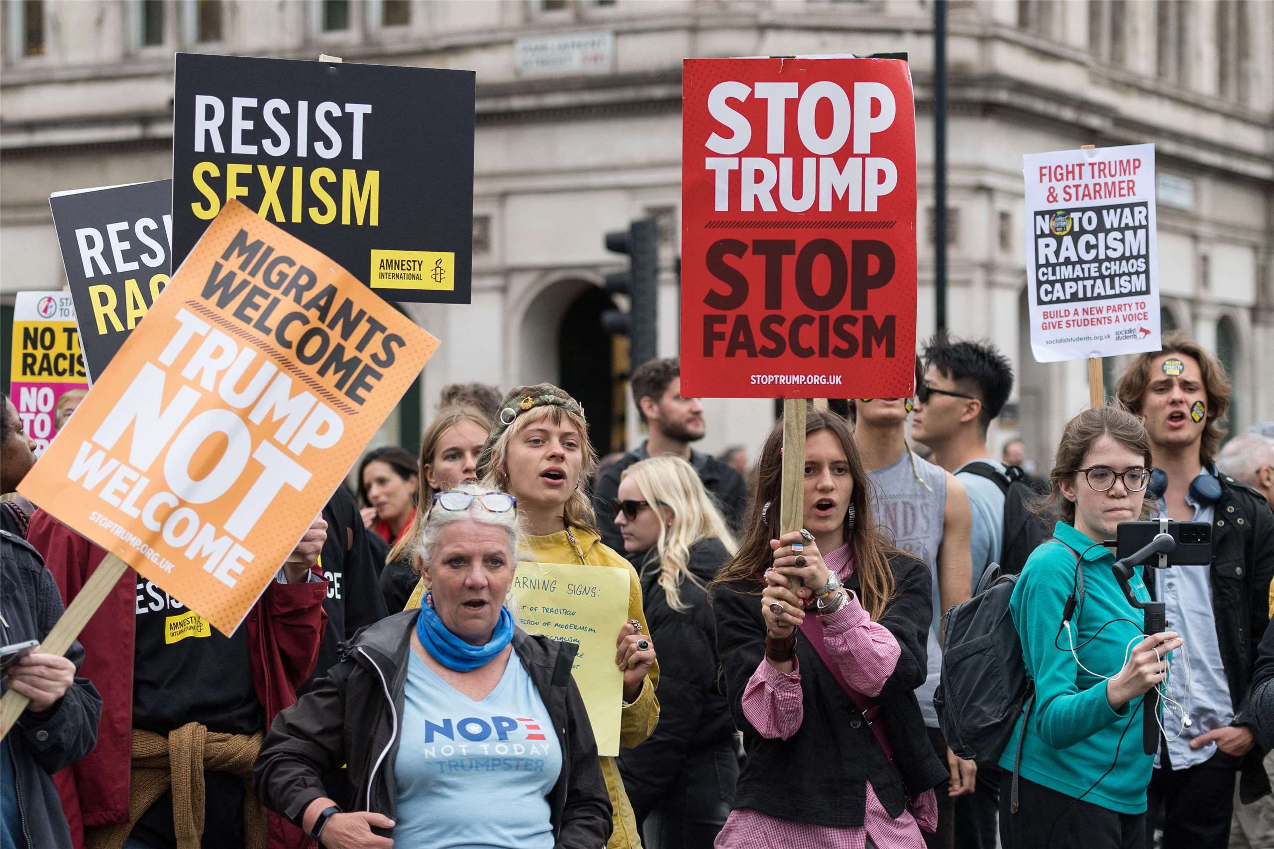 示威民眾17日在英國國會廣場集會，抗議川普到訪。