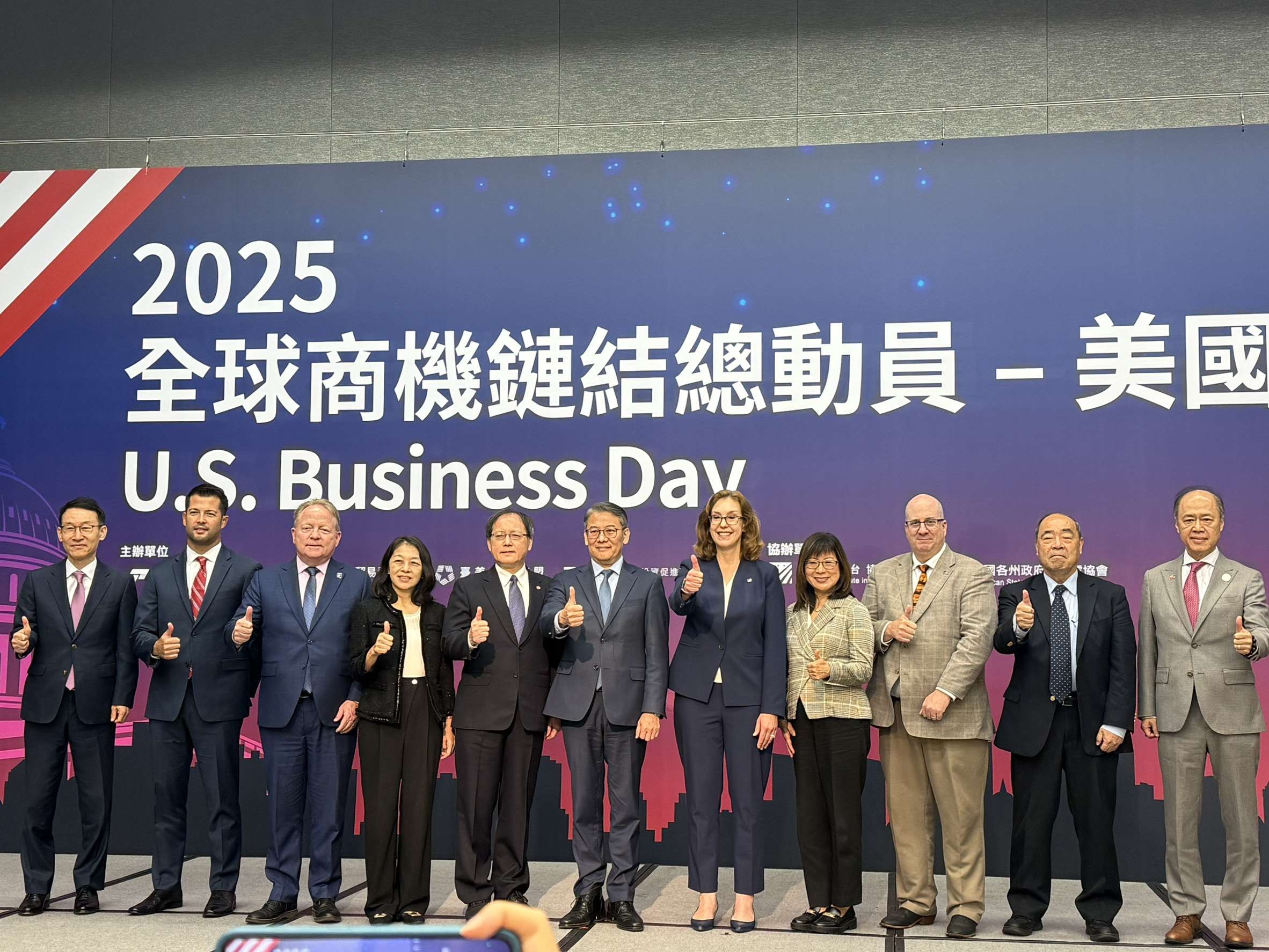 經濟部「2025 全球商機鏈結總動員」計畫美國場次邀請來自美國多州重量級買主來台，並由外貿協會秘書長王熙蒙(左5)、經濟部國際貿易署署長劉威亷(右6)、美國在台協會代理處長梁凱雯(右6)做開幕致詞。(謝佳興 攝)