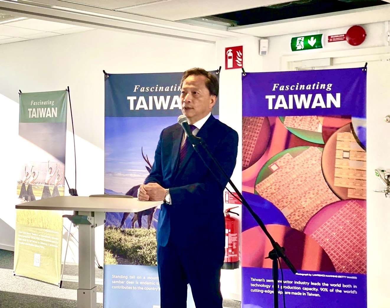 駐瑞典代表處26 日為谷瑞生代表舉辦離任歡送會，當地數十位政界與僑界人士前往送別。(駐瑞典代表處提供)