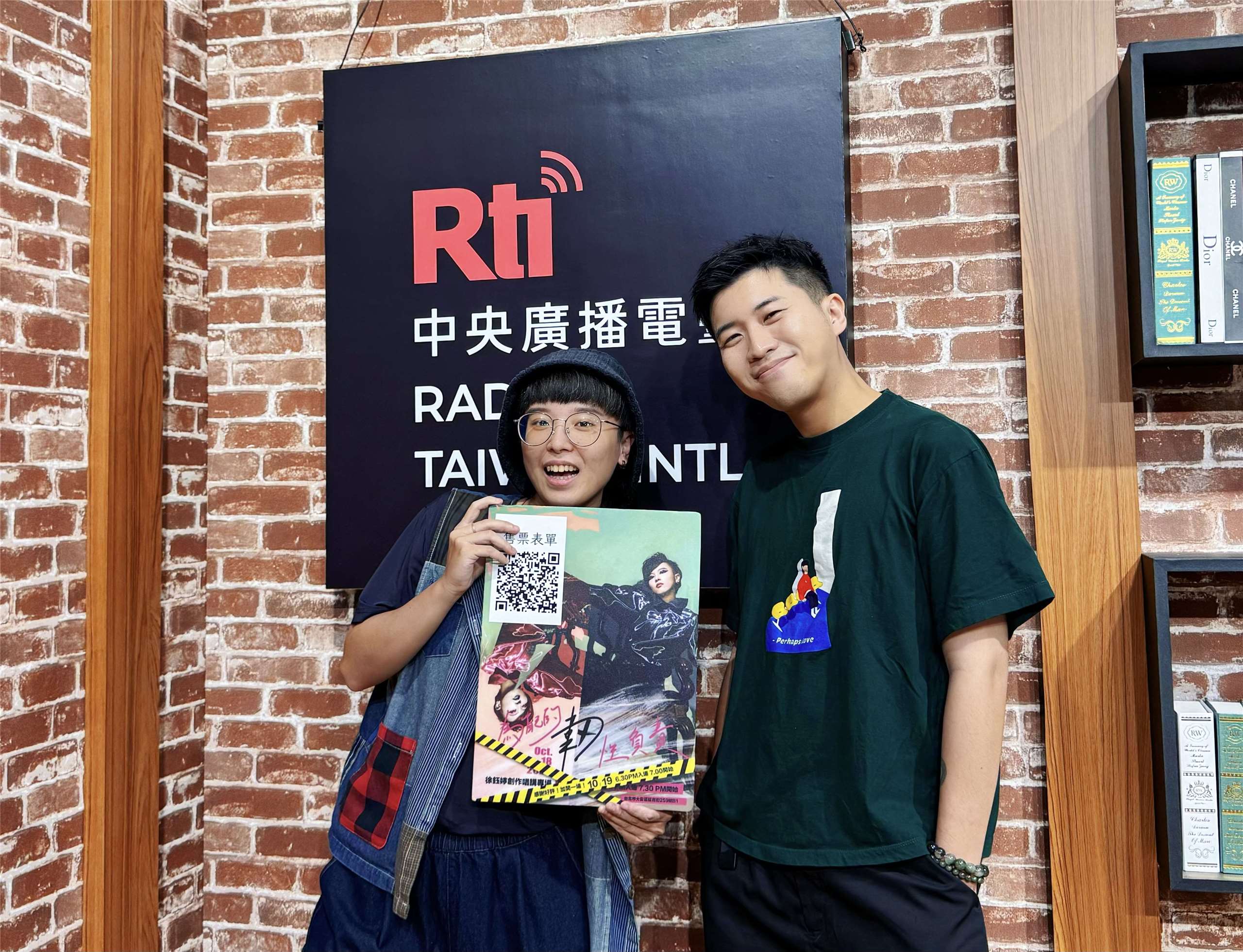 主持人內克與來賓徐鈺婷（左）