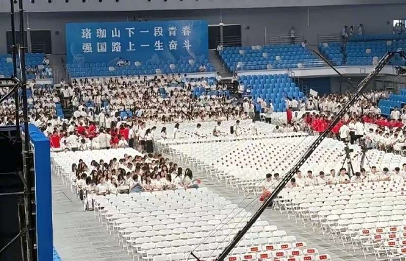 中國武漢大學日前舉行開學典禮，工作人員在部分白色座椅的椅背黏貼紅色圓形標籤，以引導穿紅色衣服的學生就座，但此舉卻被批評像是擺滿日本國旗，缺乏政治敏感，引發爭議。(圖取自微博)