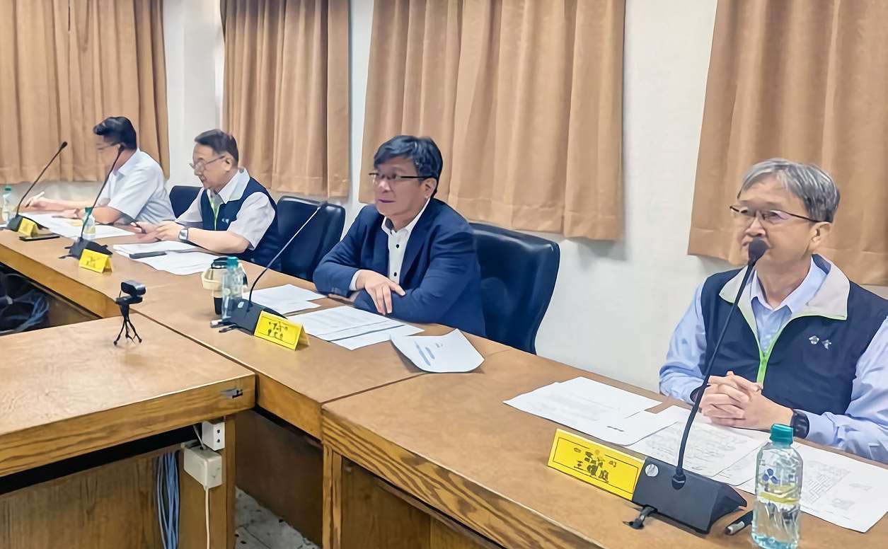 台電公司20日召開記者會說明興達電廠新2號機火警原因，初步認定是承攬商未使用正確規格的墊片導致。 (圖：中央社)