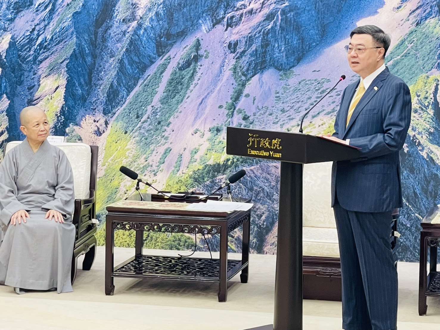 玄奘大學宗教與文化學系教授釋昭慧(左)與多個民間團體代表19日拜會行政院長卓榮泰(右)。(鄭佑漢 攝)