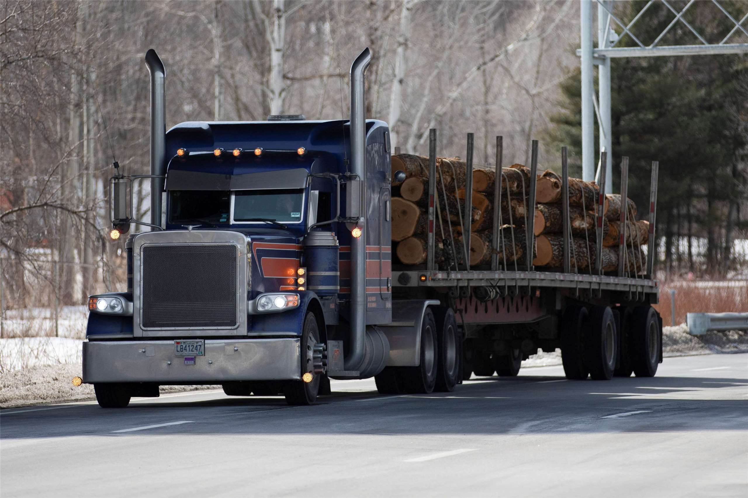 川普對進口木材與木料祭新關稅。圖為載運木材的卡車通過加拿大邊境服務局(CBSA)邊境口岸。資料照。