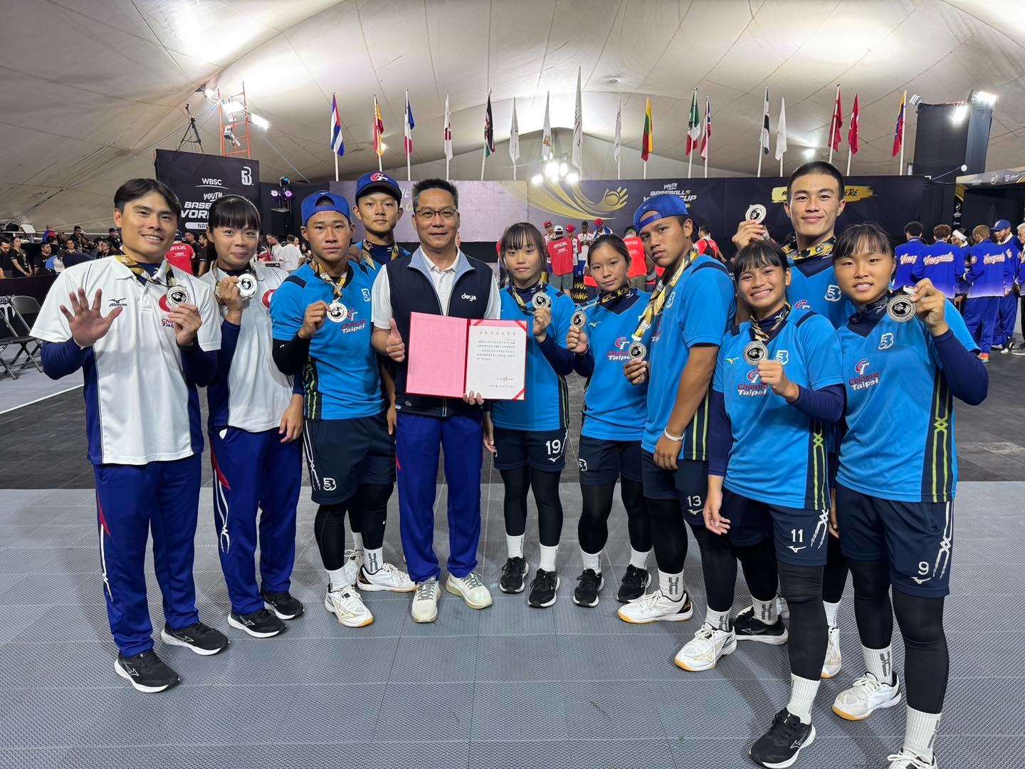 U18世界盃5人制棒球賽台灣隊28日以4比5、3比13吞敗，拿下隊史最佳亞軍成績。(翻攝中華民國棒球協會粉絲團臉書)