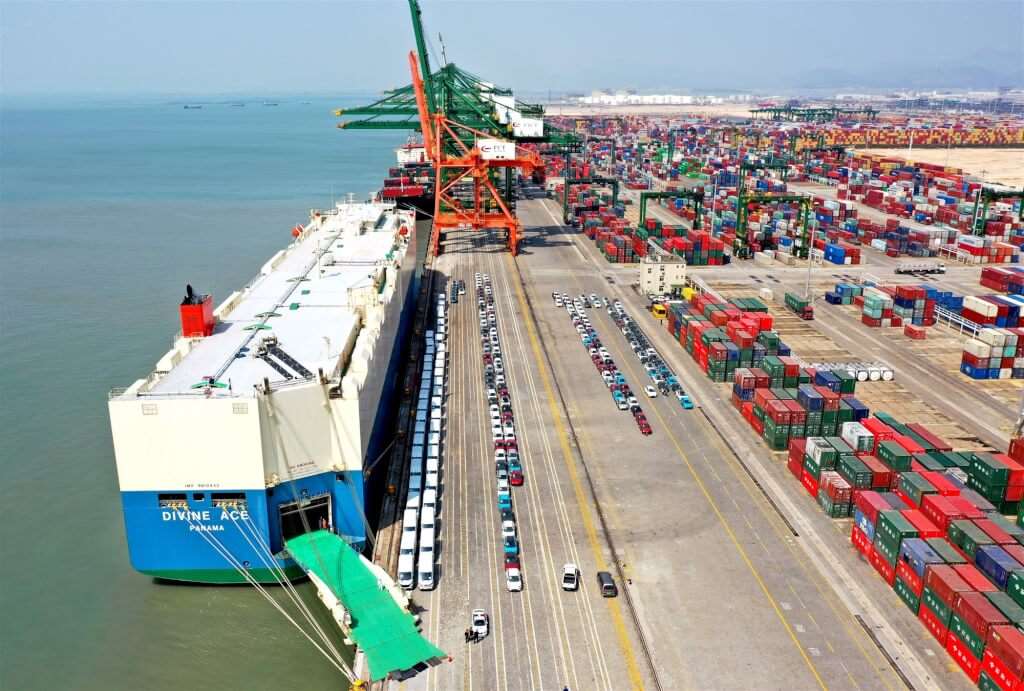 圖為中國滾裝船停在福州港。（中新社）