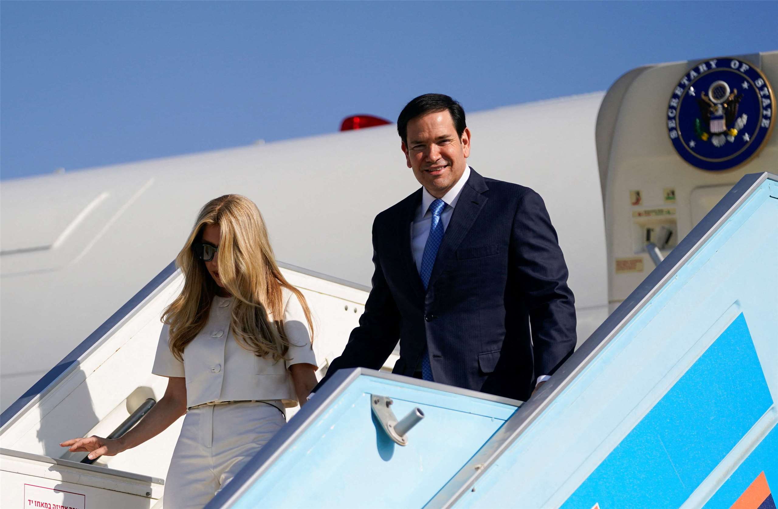 美國國務卿盧比歐(Marco Rubio)(右)與妻子杜斯德貝斯(Jeanette Dousdebes)14日抵達位於以色列洛德附近的本古里安國際機場。