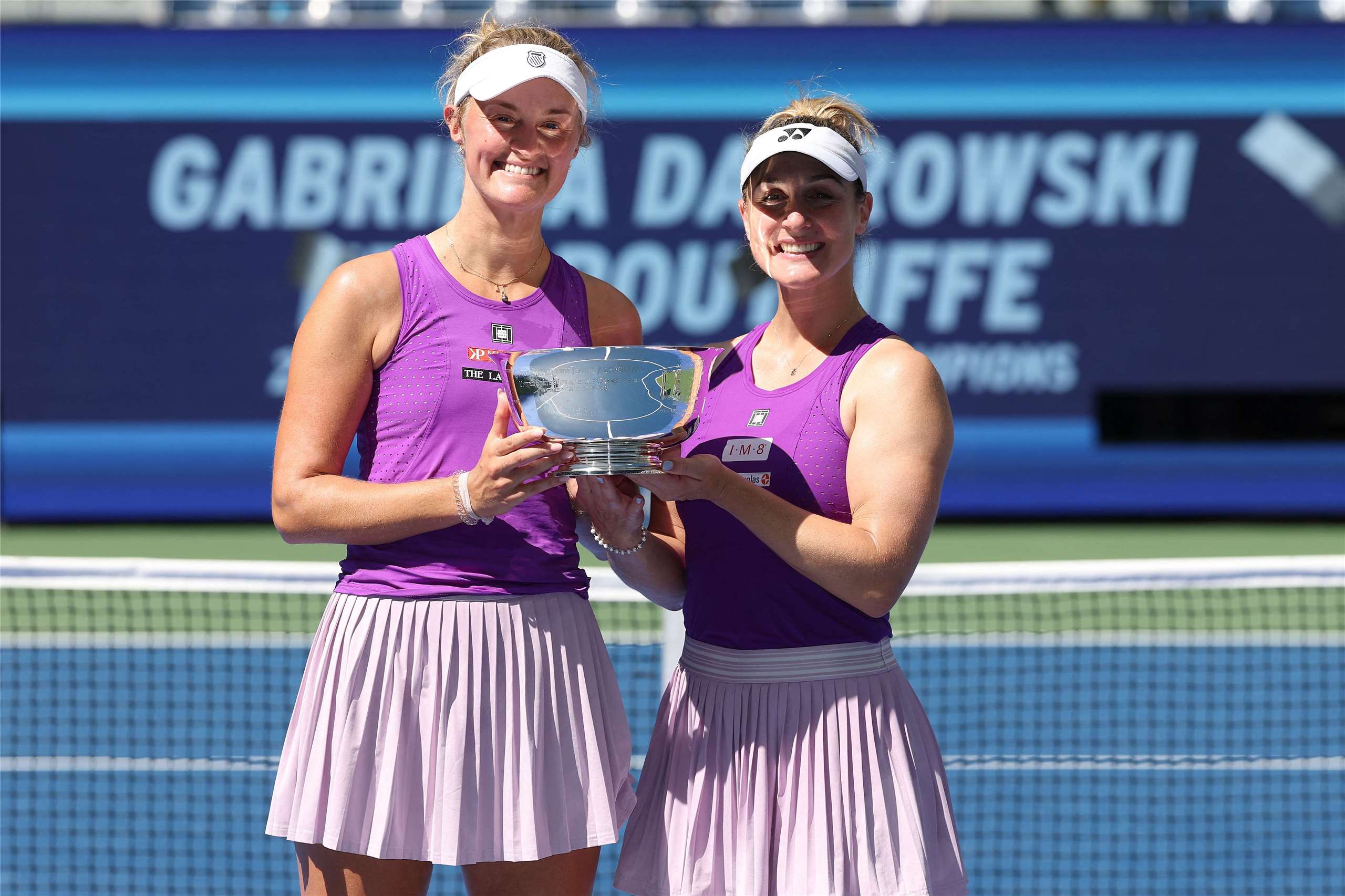 加拿大女將達布洛夫斯基（Gabriela Dabrowski）(右)與紐西蘭搭檔羅莉芙（Erin Routliffe)贏得美網女雙冠軍。 
