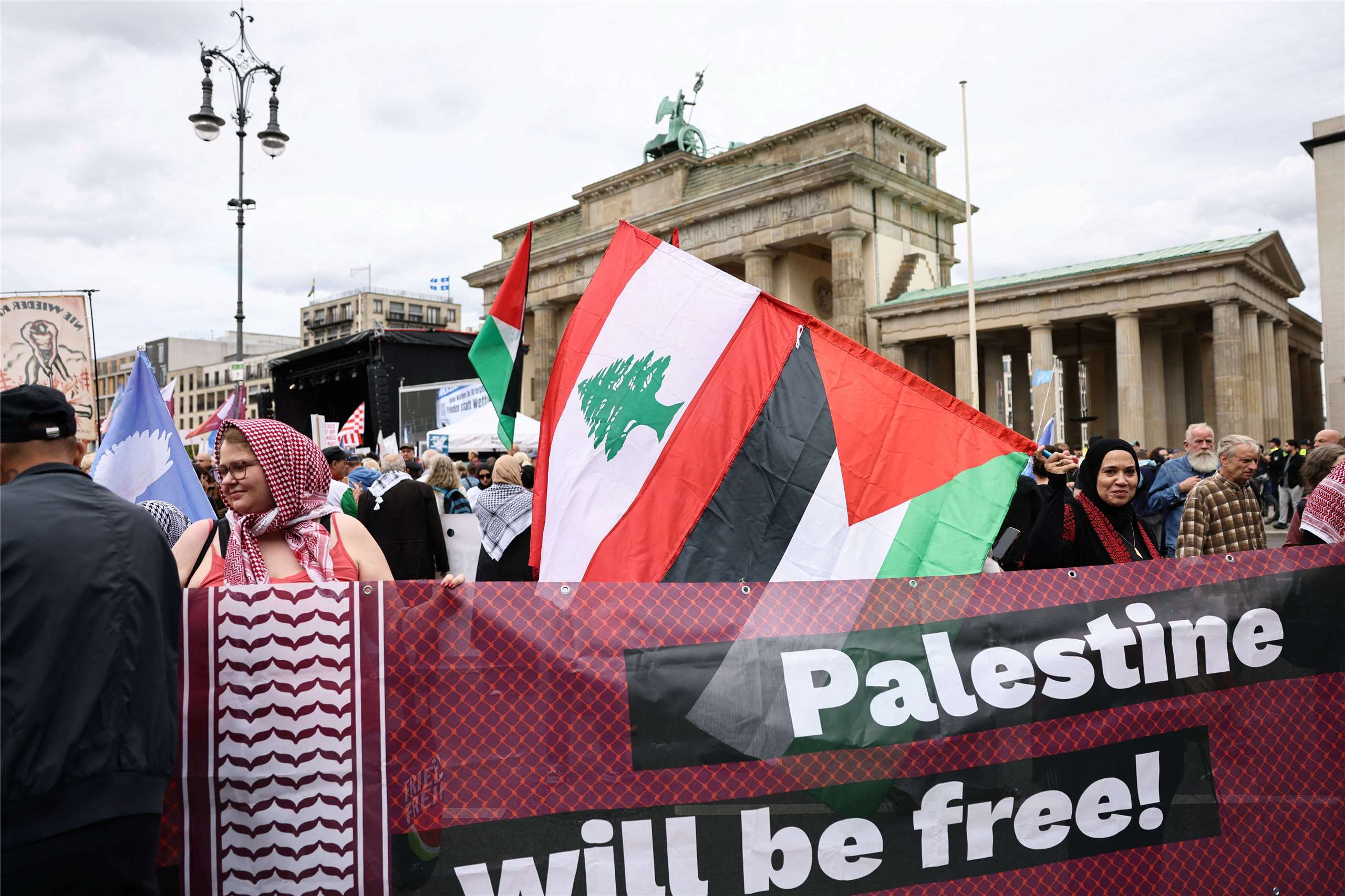 人們13日在德國柏林布蘭登堡門前進行集會，要求結束「加薩種族滅絕」。