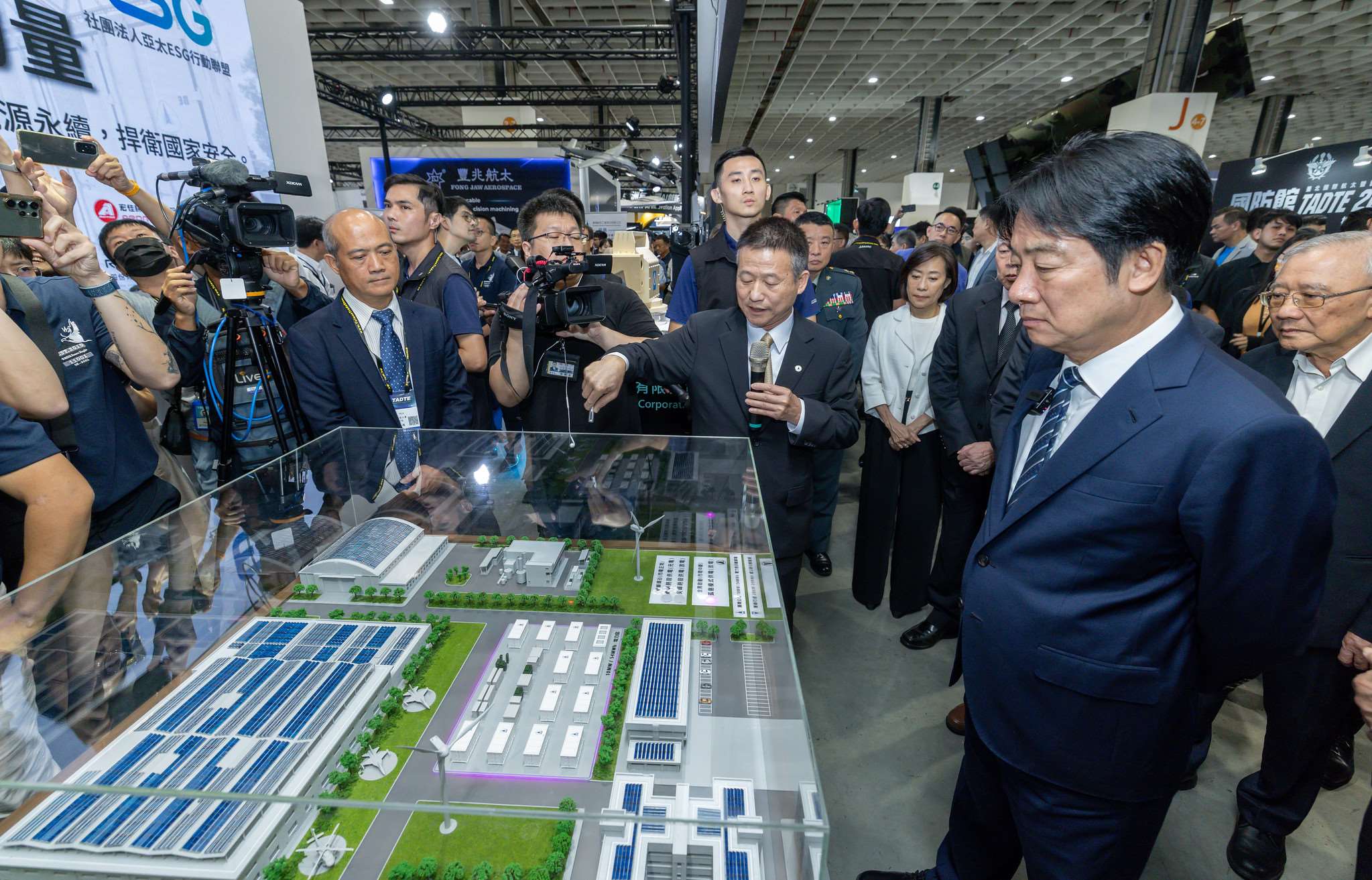 賴清德總統19日下午前往「台北國際航太暨國防工業展」參觀，瞭解我國及國際軍備科技研究最新成果。 (總統府提供)