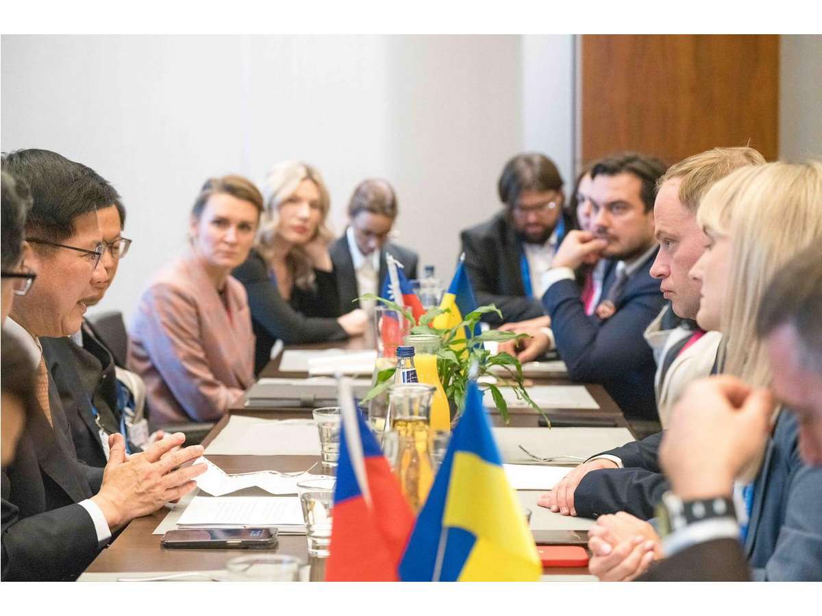 外交部長林佳龍在「華沙安全論壇」場邊會晤法國與烏克蘭國會議員 (圖取自林佳龍臉書)