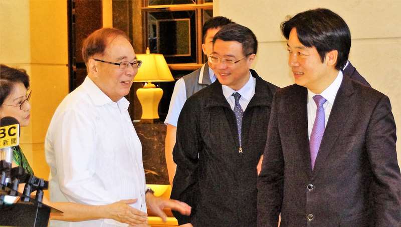 2017年時，當時任行政院長賴清德(右)南下前往拜會前行政院長張俊雄(左2)展開請益之旅。資料照片(中央社)