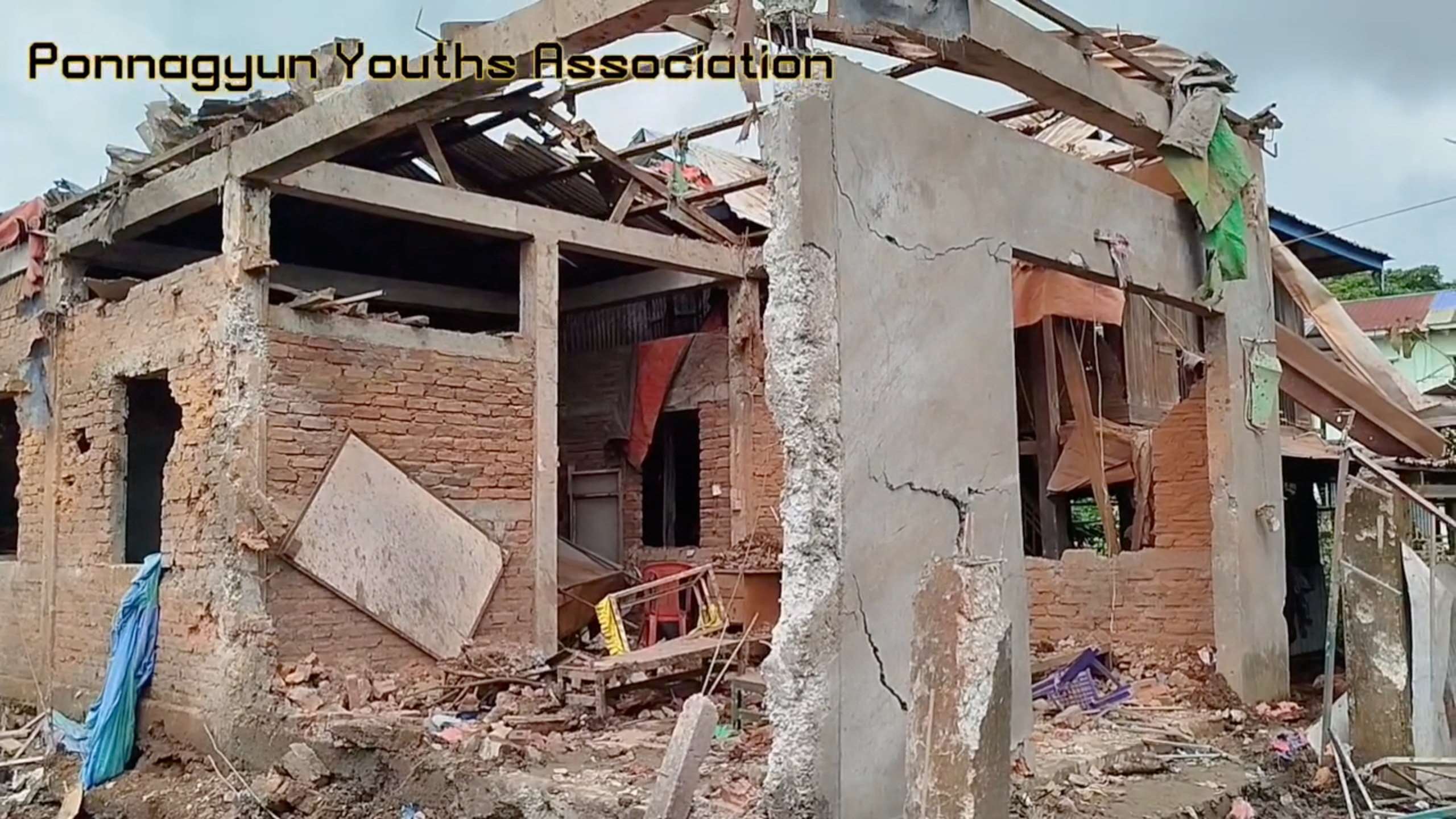  緬甸政府軍空襲若開邦兩所高中，造成至少19人死亡。