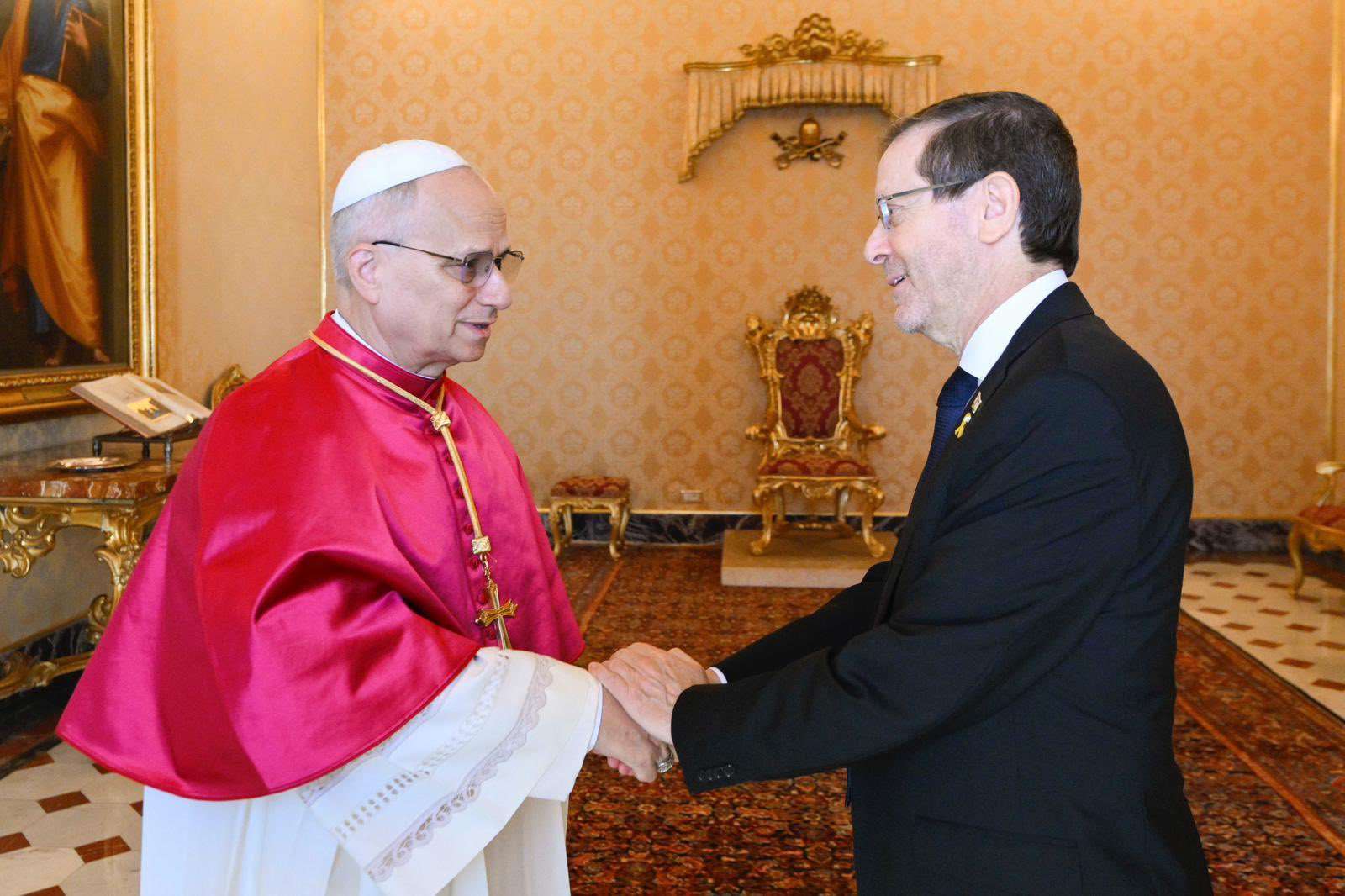 教宗良十四世(Pope Leo XIV)4日接見以色列總統赫佐格(Isaac Herzog)。 (圖:X@Isaac_Herzog)