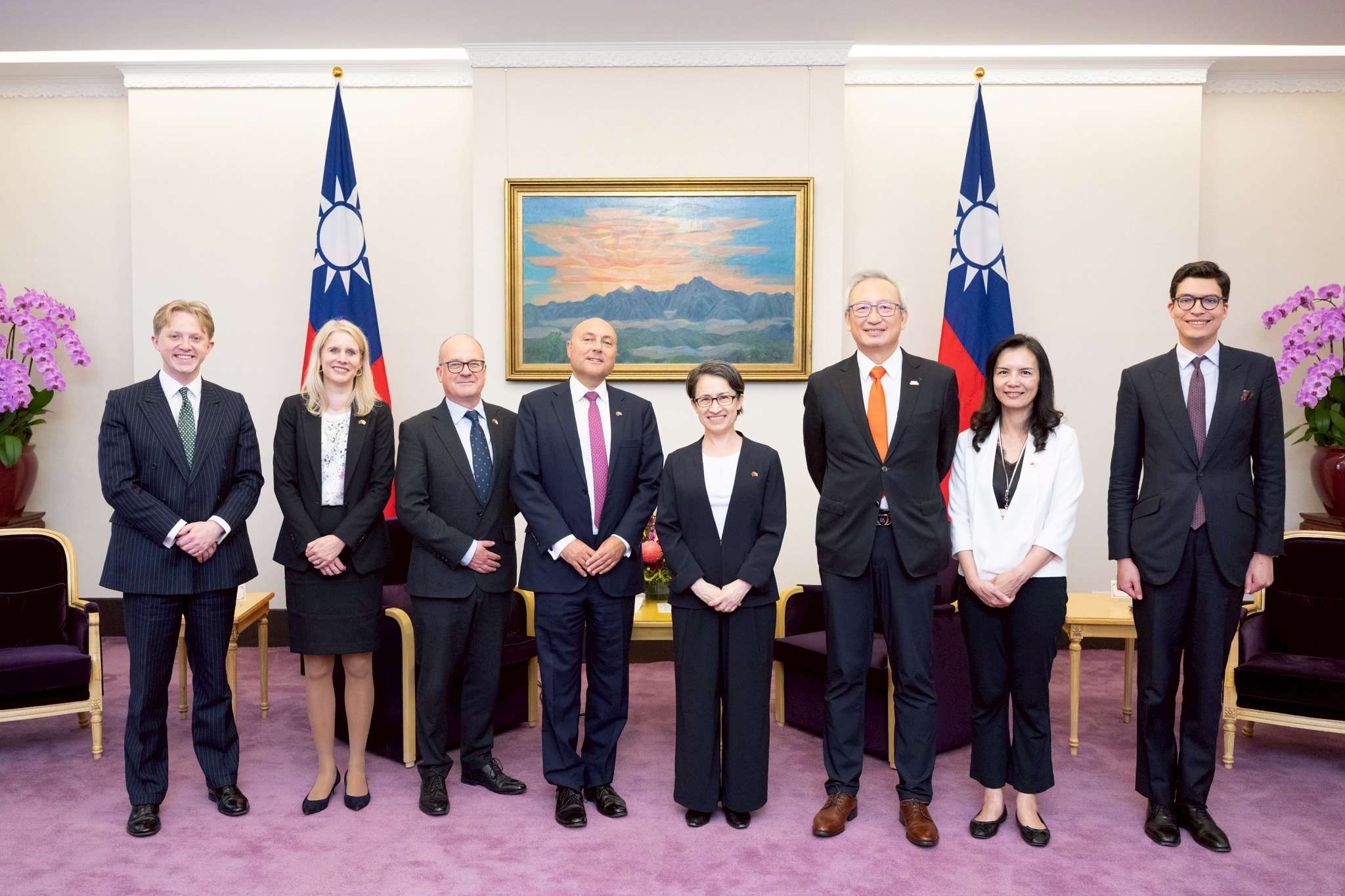 副總統蕭美琴30日接見英國保守黨影子商貿大臣葛瑞菲斯(Andrew Griffith)訪問團，副總統表示，台灣正面臨來自中國解放軍的複合威脅，包括在海空域、認知作戰、政治干預及網路安全等層面，歐洲也面臨類似挑戰，期待與英國持續加強相關領域的交流與合作。 （總統府提供）