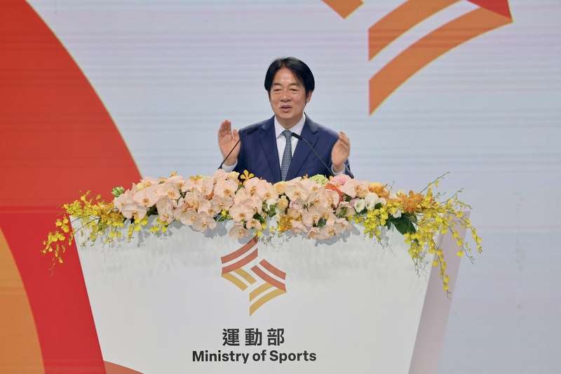 運動部9日在台北掛牌成立，總統賴清德在運動部揭牌暨布達典禮上致詞時表示，打造運動生態鏈，讓每名選手在不同階段持續貢獻，實現夢想，也在國際舞台為國爭光，凝聚全國民眾，且退役後仍持續貢獻體壇，圖為賴清德致詞時為台灣體育鼓掌加油。