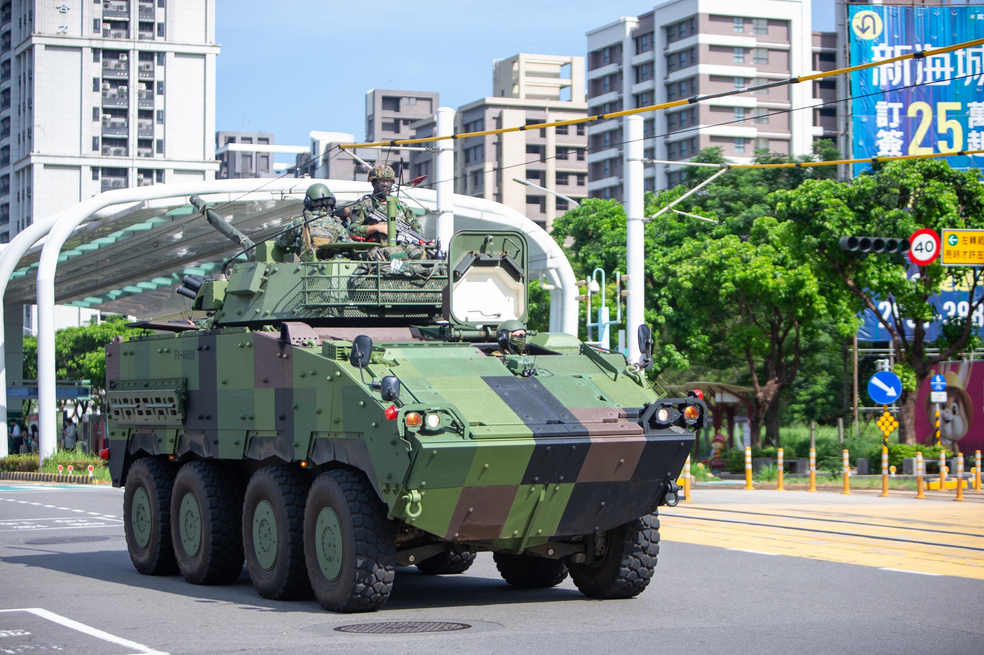 圖為漢光演習期間，國軍進行「縱深防禦逐次抵抗」出動雲豹八輪甲車進行演練。(軍聞社提供)