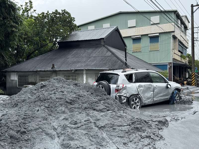 花蓮馬太鞍溪堰塞湖溢流釀災，花蓮前進指揮所今天(25日)統計16人死、14人失聯。加拿大、英國、澳洲、比利時以及以色列駐台辦事處在社群平台致以慰問之意。圖為花蓮光復鄉。