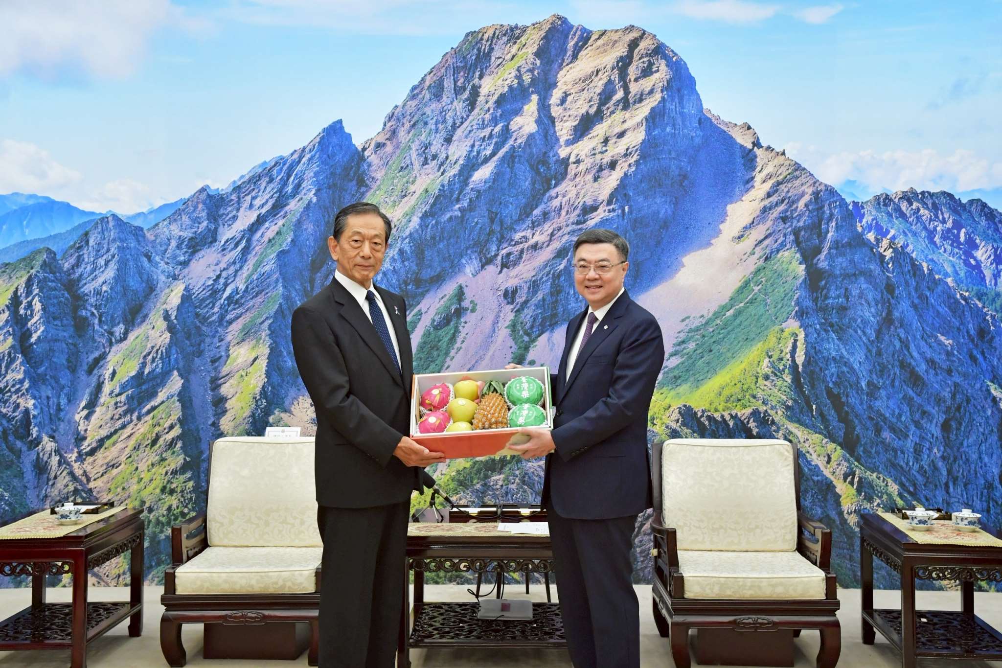 日本台灣交流協會會長隅修三(左) 17日拜會行政院長卓榮泰(右)。(圖：行政院提供)