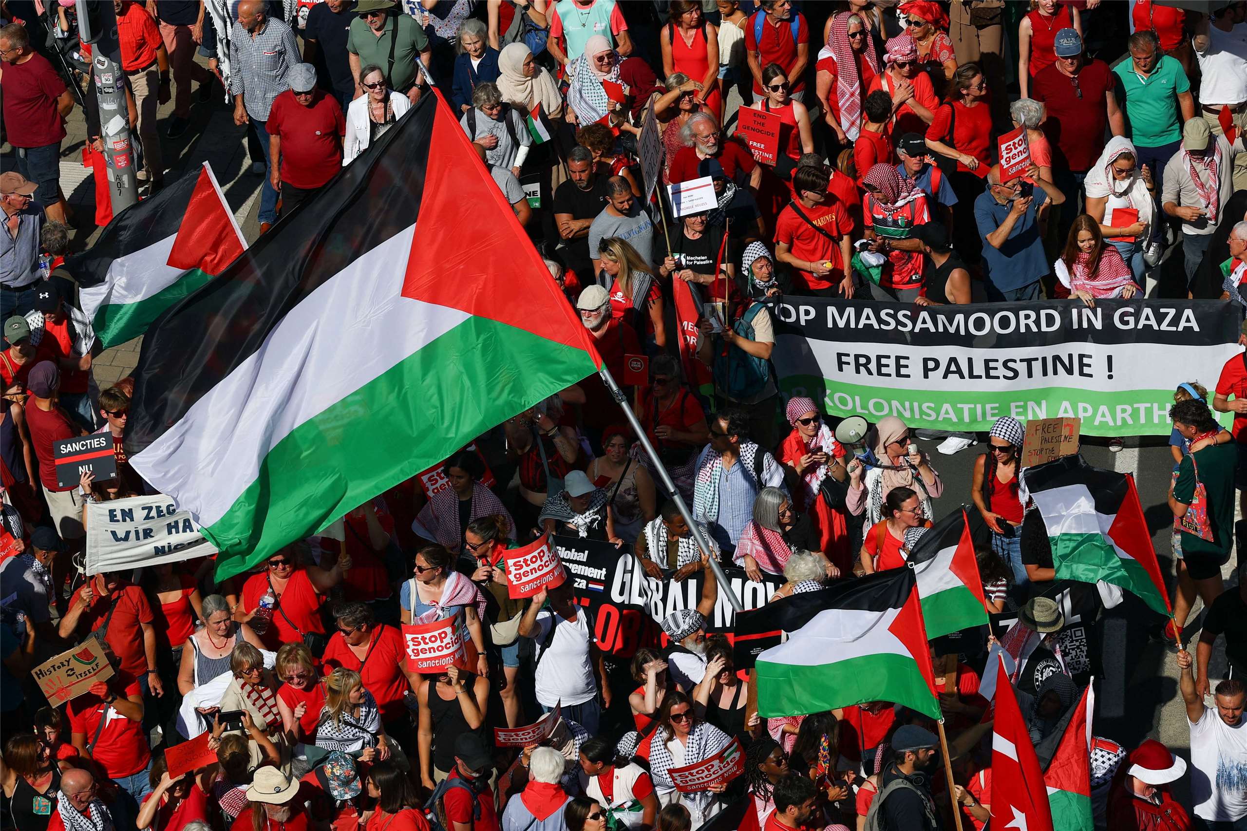 比利時首都布魯塞爾7日有上萬民眾遊行，表達對於巴勒斯坦人的支持。(路透社/達志影像)